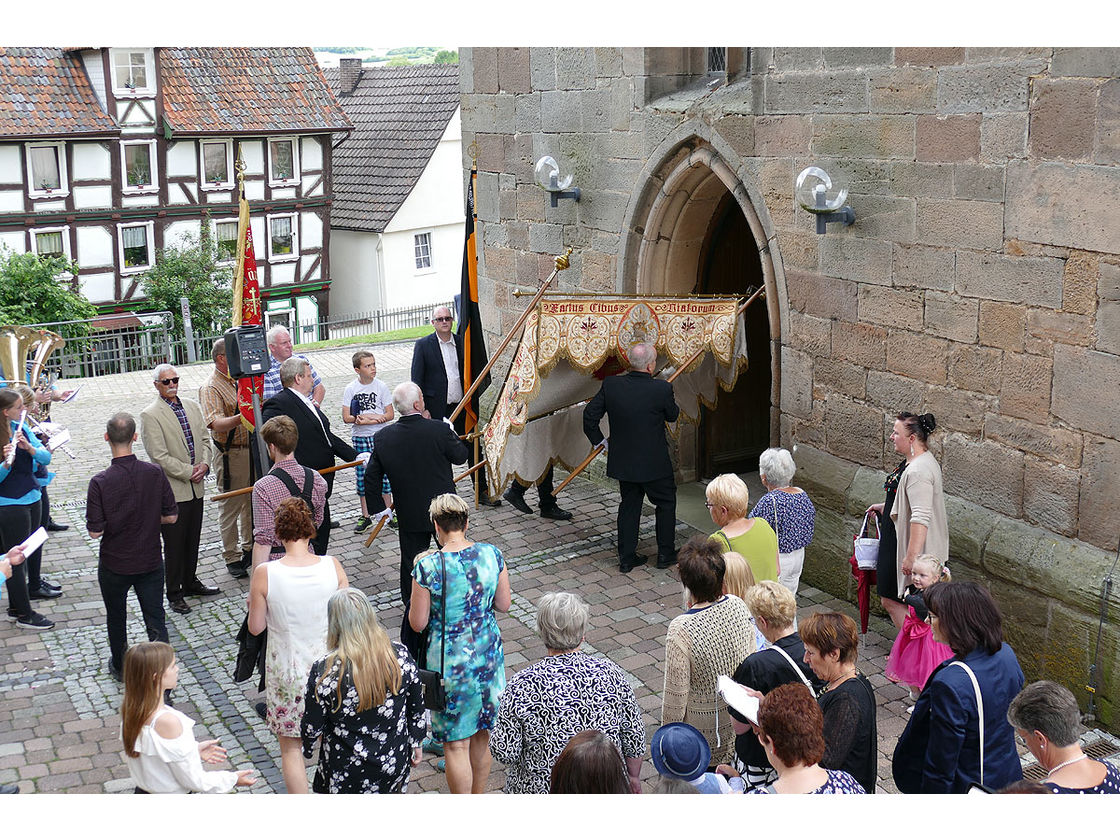 Fronleichnamsprozession durch die Straßen von Naumburg (Foto: Karl-Franz Thiede)